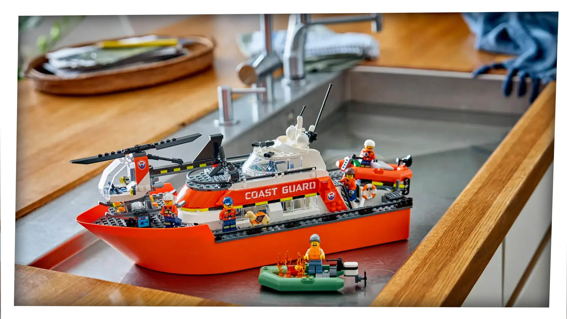 Rettungsboot der Küstenwache mit Hubschrauber